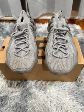 Men’s Yeezy Sneakers in Light Gray